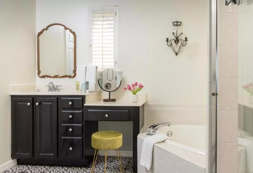 تختخواب و صبحانه Bayfront Marin House