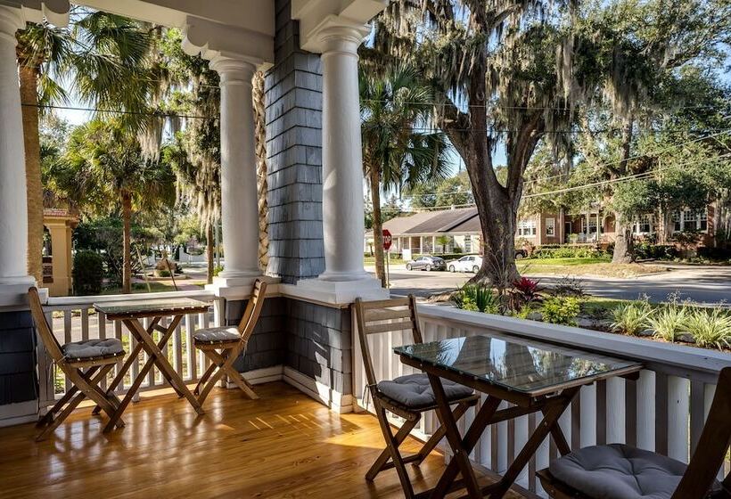 تختخواب و صبحانه Riverdale Inn