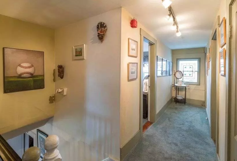 تختخواب و صبحانه Snug Cottage