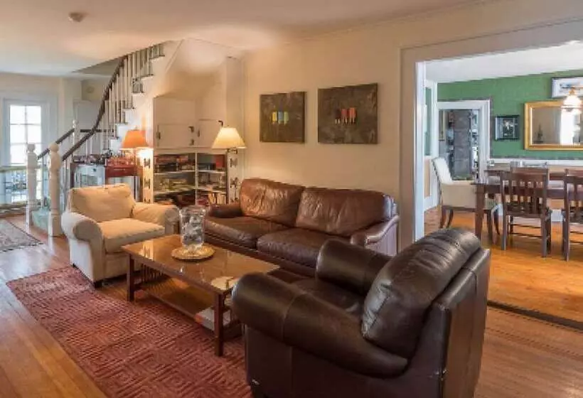 تختخواب و صبحانه Snug Cottage