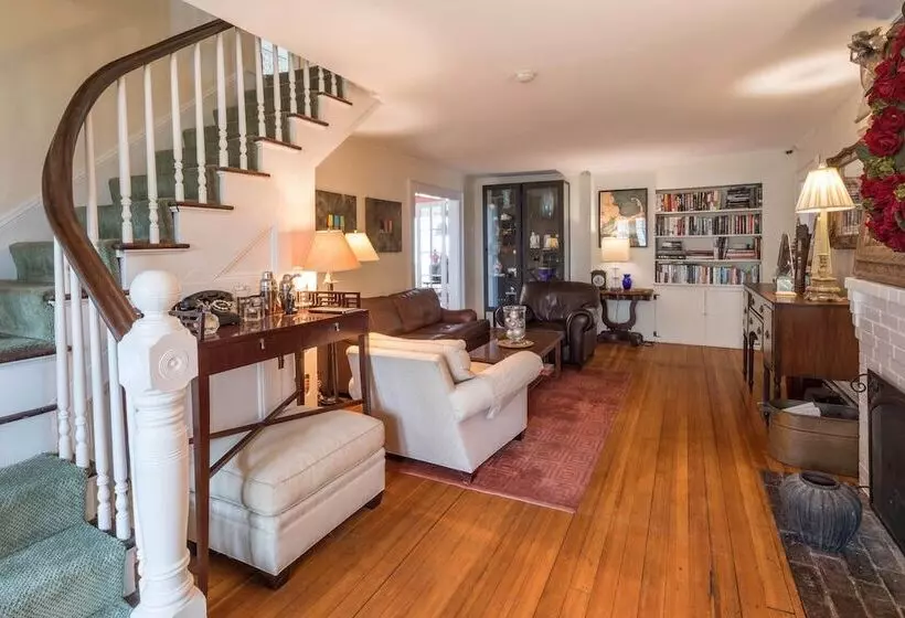 تختخواب و صبحانه Snug Cottage