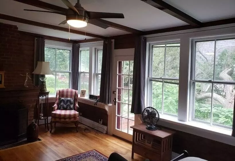 تختخواب و صبحانه Snug Cottage