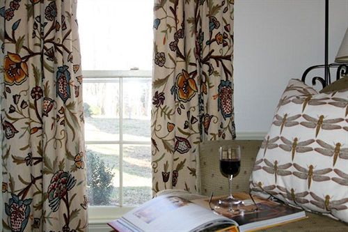 مبيت وإفطار The Inn At Bingham School