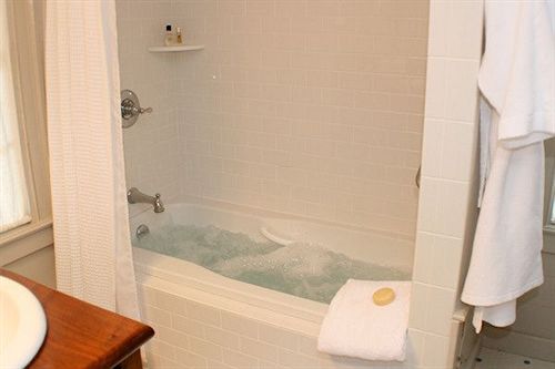 مبيت وإفطار The Inn At Bingham School