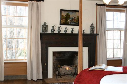 مبيت وإفطار The Inn At Bingham School