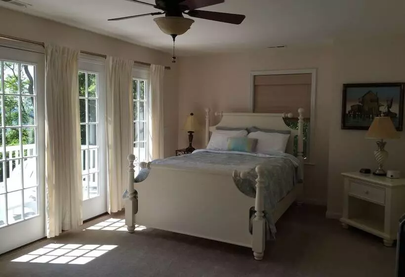 The Baywood Bed & Breakfast