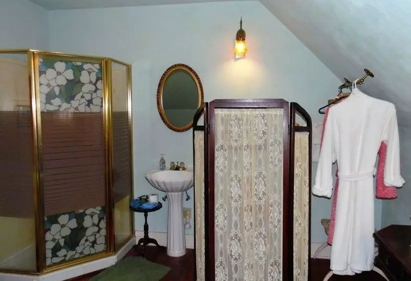 The Queen Anne House Bed And Breakfast