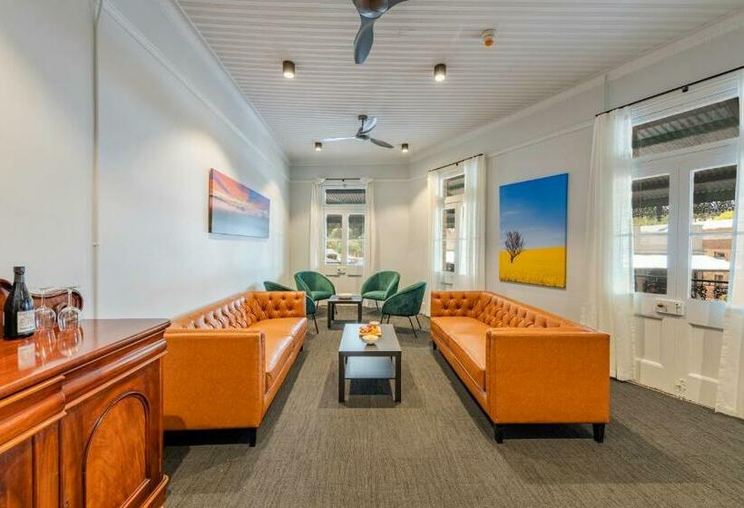 Hotel Grand Western Lodge