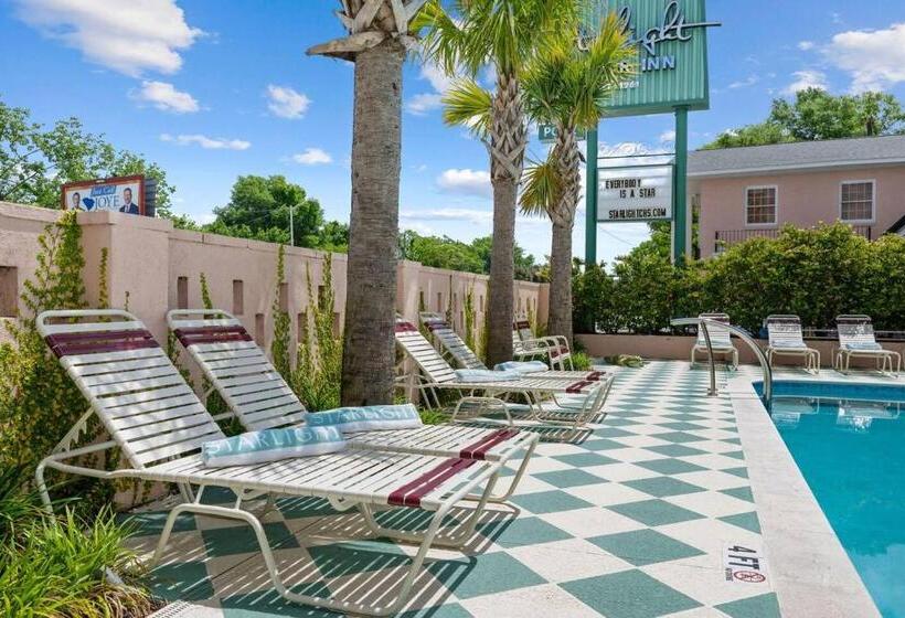 مُتل The Starlight Motor Inn