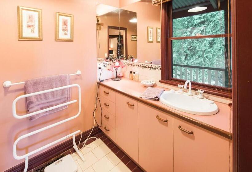 Bed and Breakfast Rustic Refuge Guesthouse