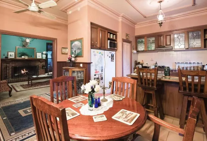 Aamiaismajoitus (B&B) Rustic Refuge Guesthouse