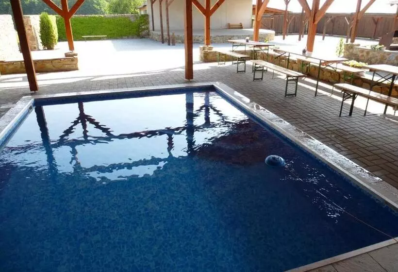 Retkeilymaja Restaurace Vráž