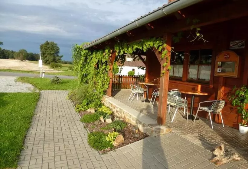 Retkeilymaja Restaurace Vráž