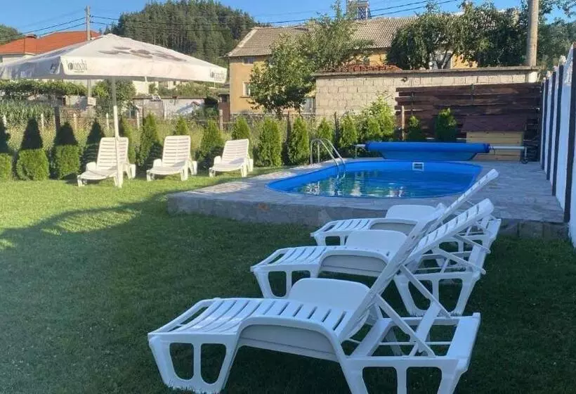 Majatalo бялата къща