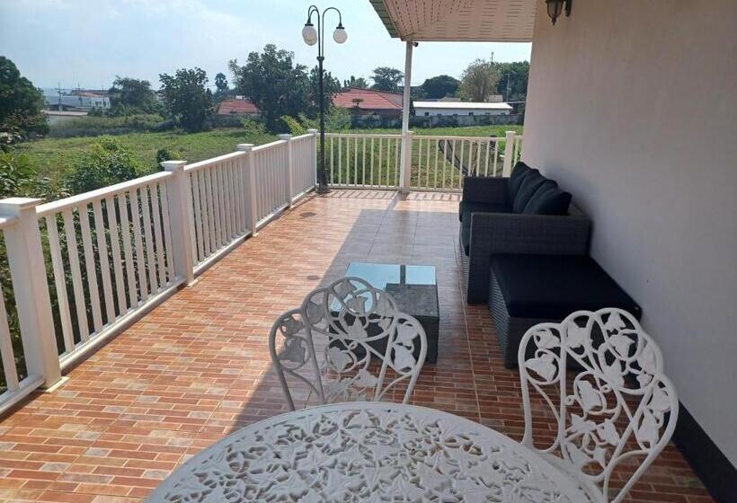 בית מלון כפרי Koh Larn Riviera