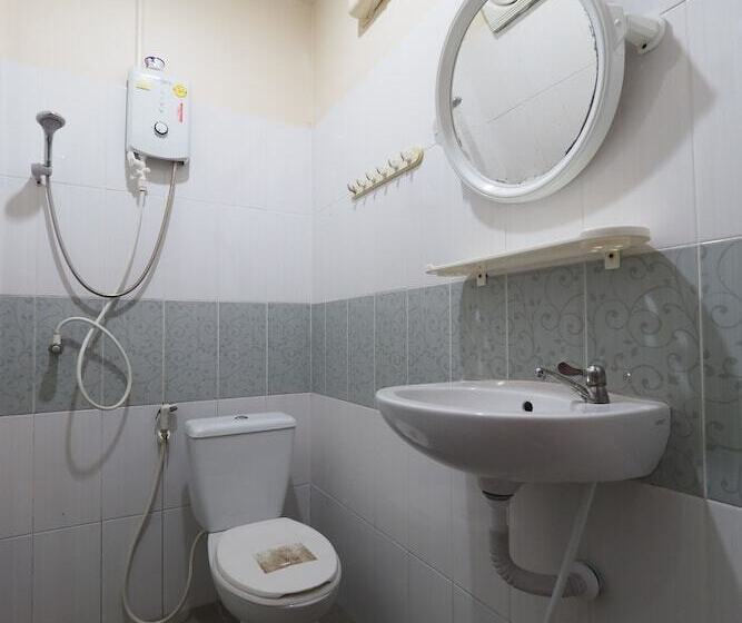 בית מלון כפרי Chidlom Resort By Oyo Rooms