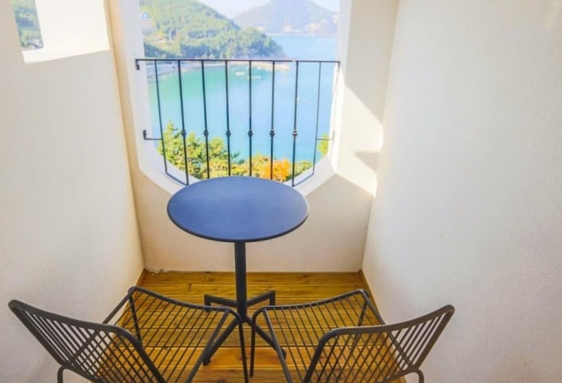 Отель Yeosu L House Pension