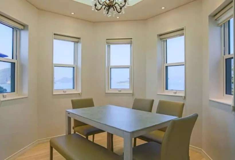 هتل Yeosu L House Pension