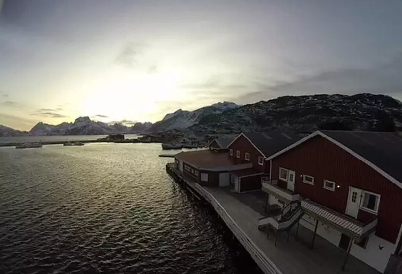 Hotelli Lydersen Rorbuer Hostel And Apartments Kvalvika And Rytten