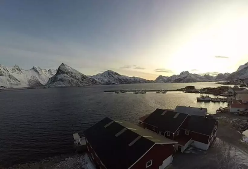 Hotelli Lydersen Rorbuer Hostel And Apartments Kvalvika And Rytten