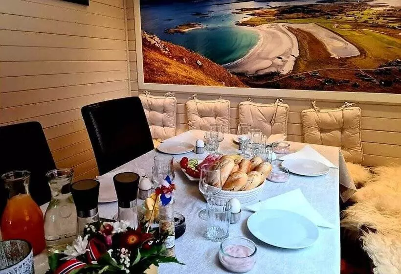 Hotelli Lydersen Rorbuer Hostel And Apartments Kvalvika And Rytten