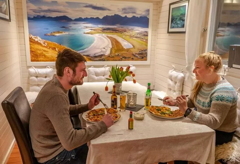 Hotelli Lydersen Rorbuer Hostel And Apartments Kvalvika And Rytten