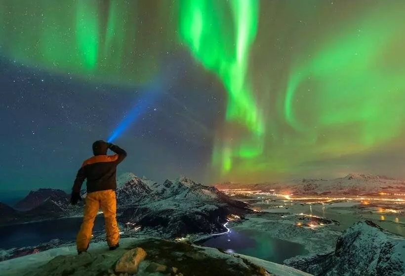 Hotelli Lydersen Rorbuer Hostel And Apartments Kvalvika And Rytten