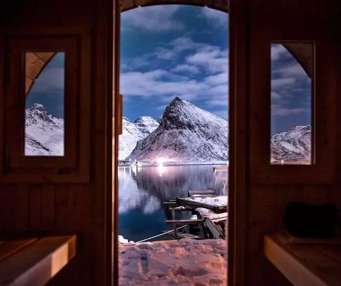 Hotelli Lydersen Rorbuer Hostel And Apartments Kvalvika And Rytten