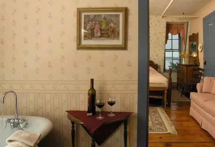 Bed and Breakfast The Robert Morris Inn