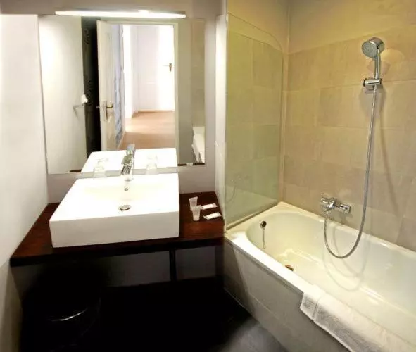 هتل U Stare Pani  At The Old Lady