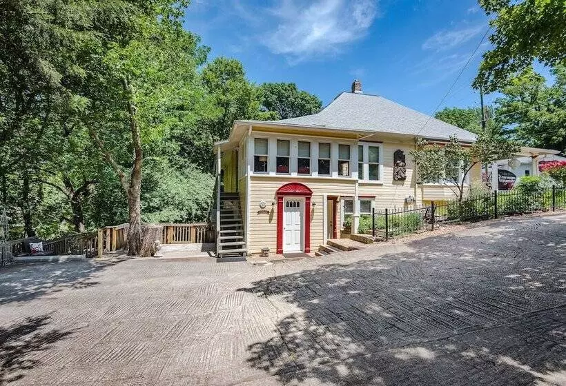 Red Bud Manor  Bed And Breakfast