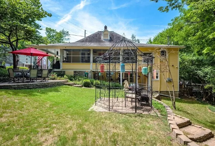 Red Bud Manor  Bed And Breakfast