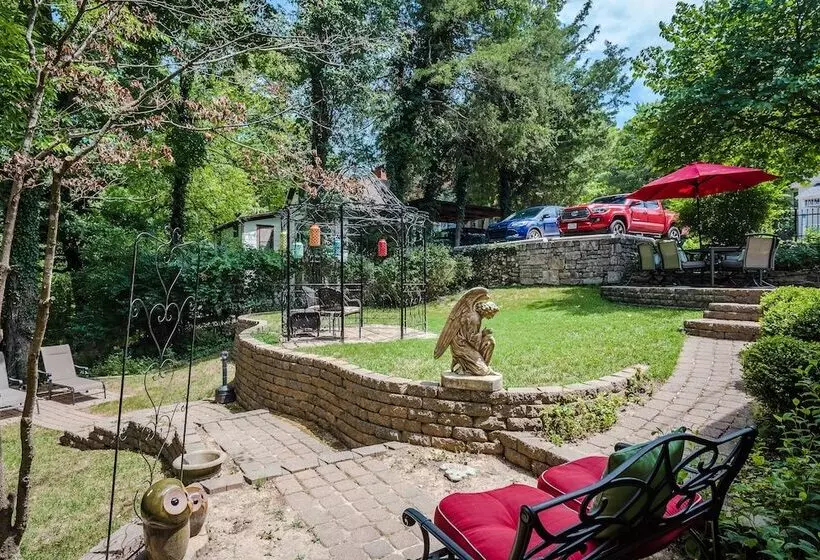 Red Bud Manor  Bed And Breakfast