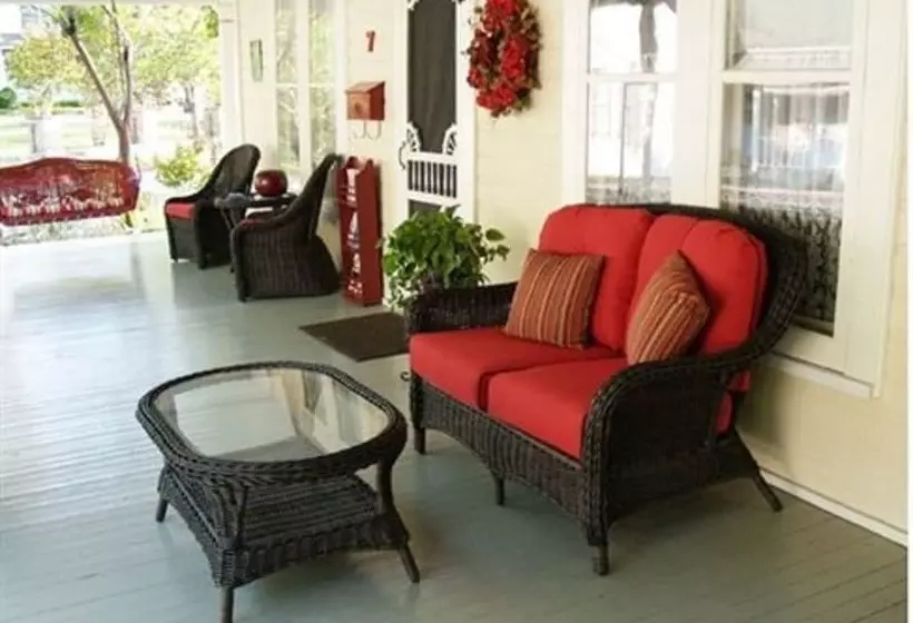 Red Bud Manor  Bed And Breakfast