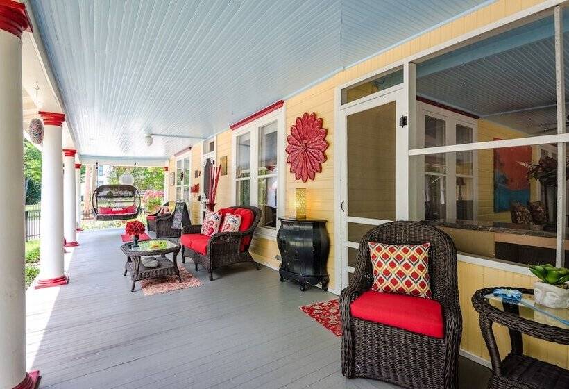 Red Bud Manor  Bed And Breakfast