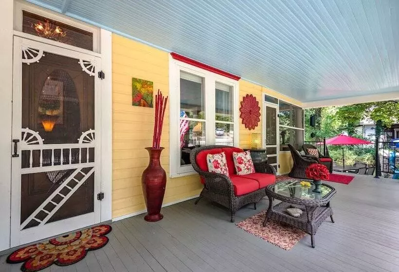 Red Bud Manor  Bed And Breakfast