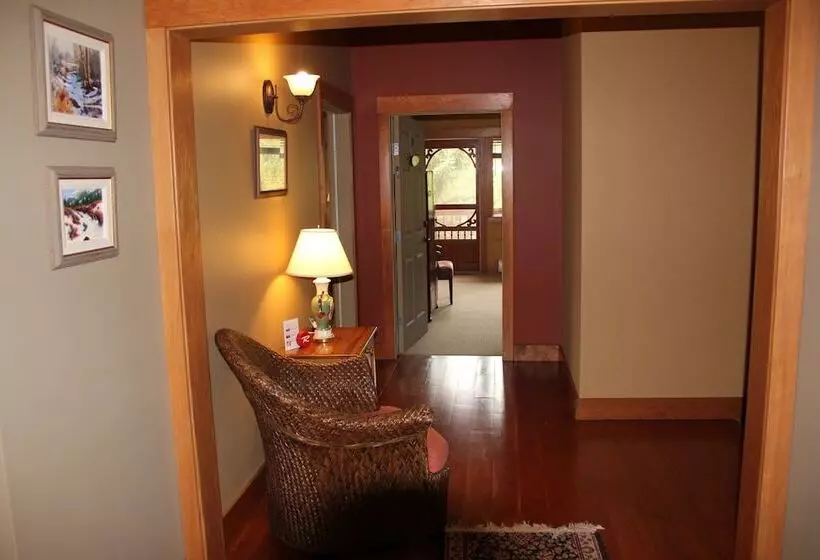 منتجع Vagabond Lodge At Kicking Horse