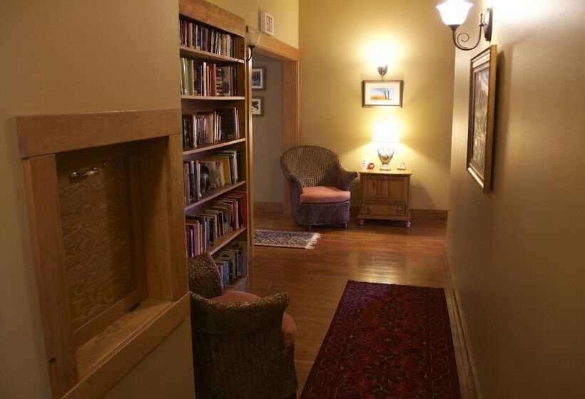 منتجع Vagabond Lodge At Kicking Horse