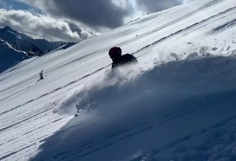 منتجع Vagabond Lodge At Kicking Horse