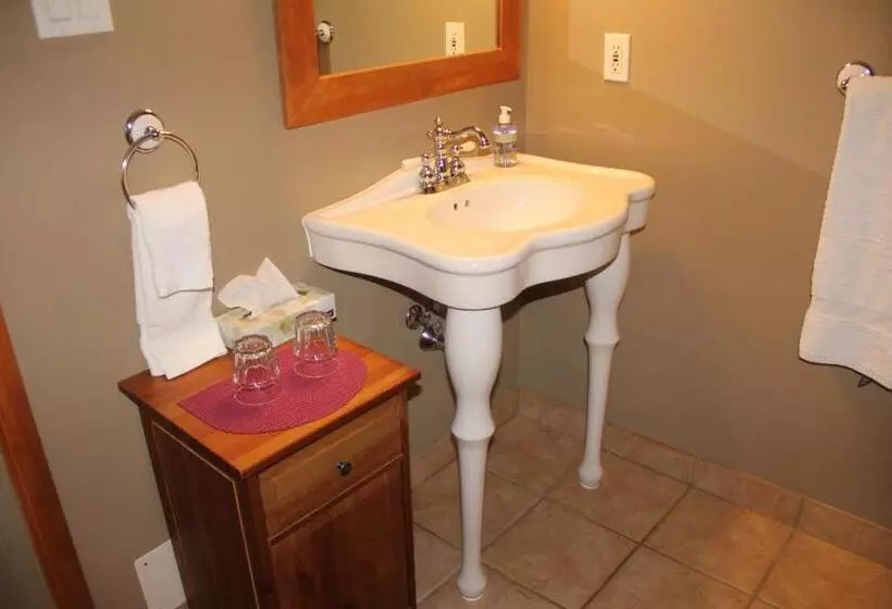 منتجع Vagabond Lodge At Kicking Horse