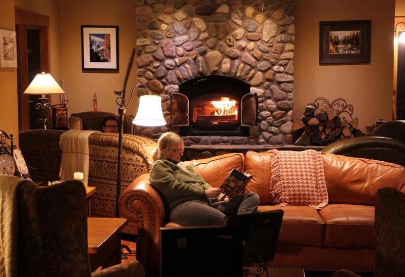 منتجع Vagabond Lodge At Kicking Horse