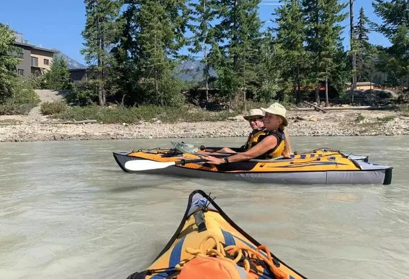 منتجع Vagabond Lodge At Kicking Horse