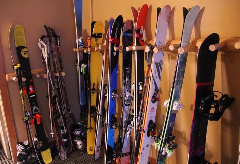 منتجع Vagabond Lodge At Kicking Horse