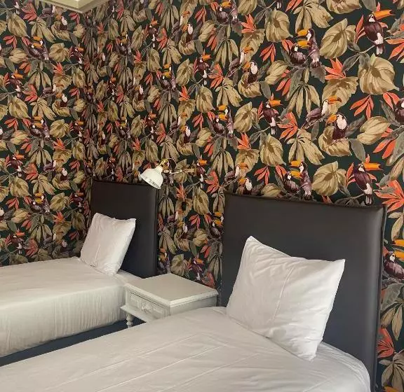 هاستل Wallis Rato