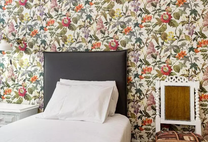 هاستل Wallis Rato