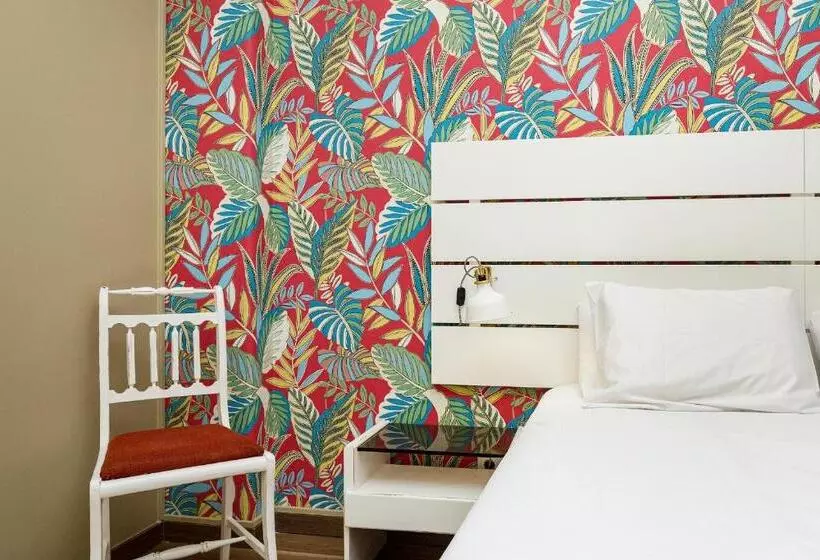 هاستل Wallis Rato