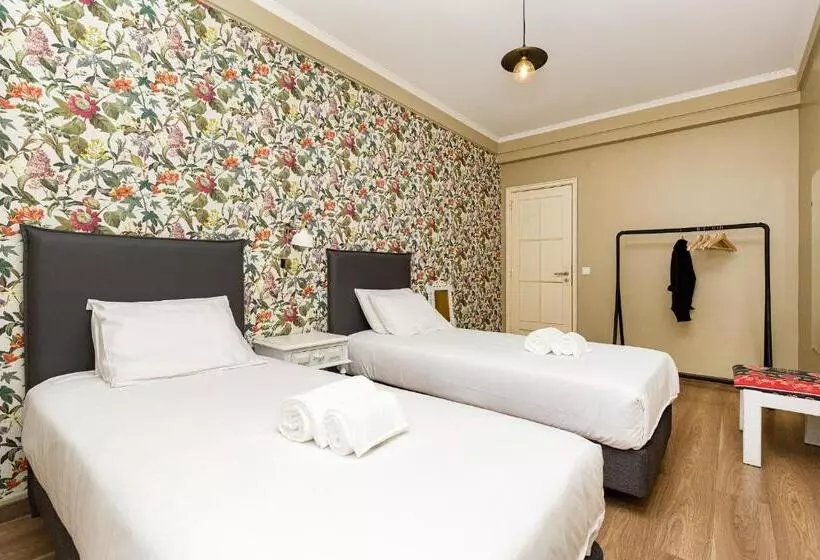 هاستل Wallis Rato