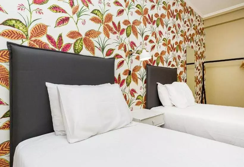 هاستل Wallis Rato