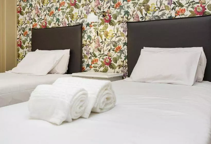 هاستل Wallis Rato