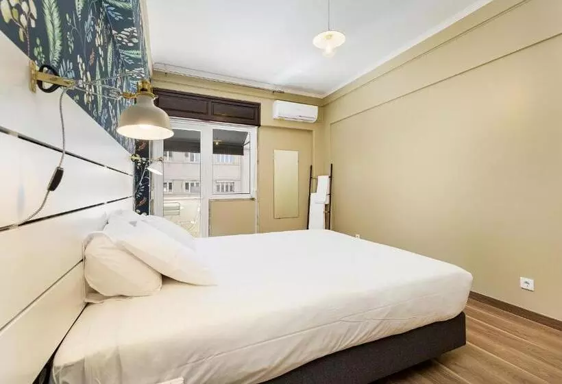 هاستل Wallis Rato